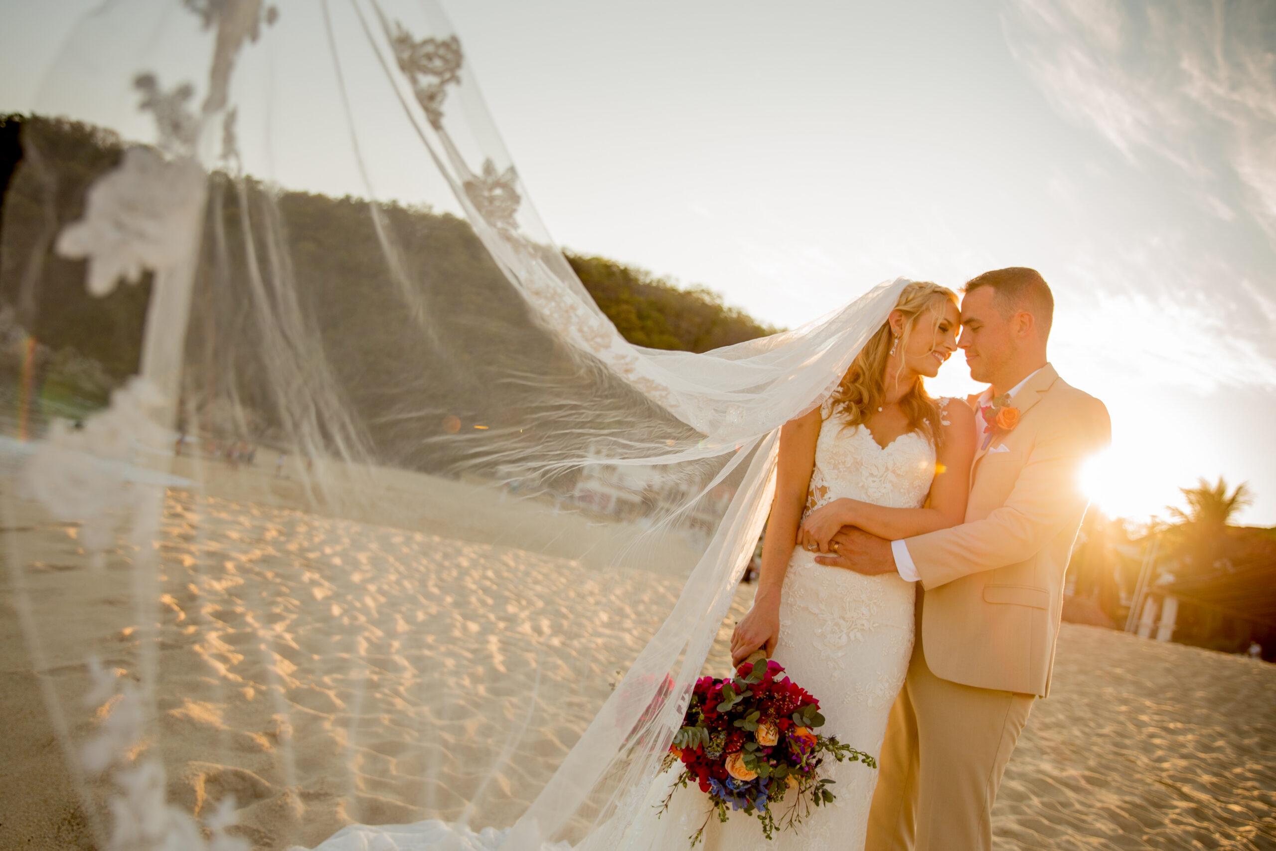 Pareja celebrando su boda en las Bahías de Huatulco