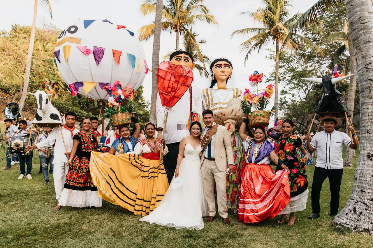 Alex y Mireya en su boda de ensueño en la playa de Huatulco