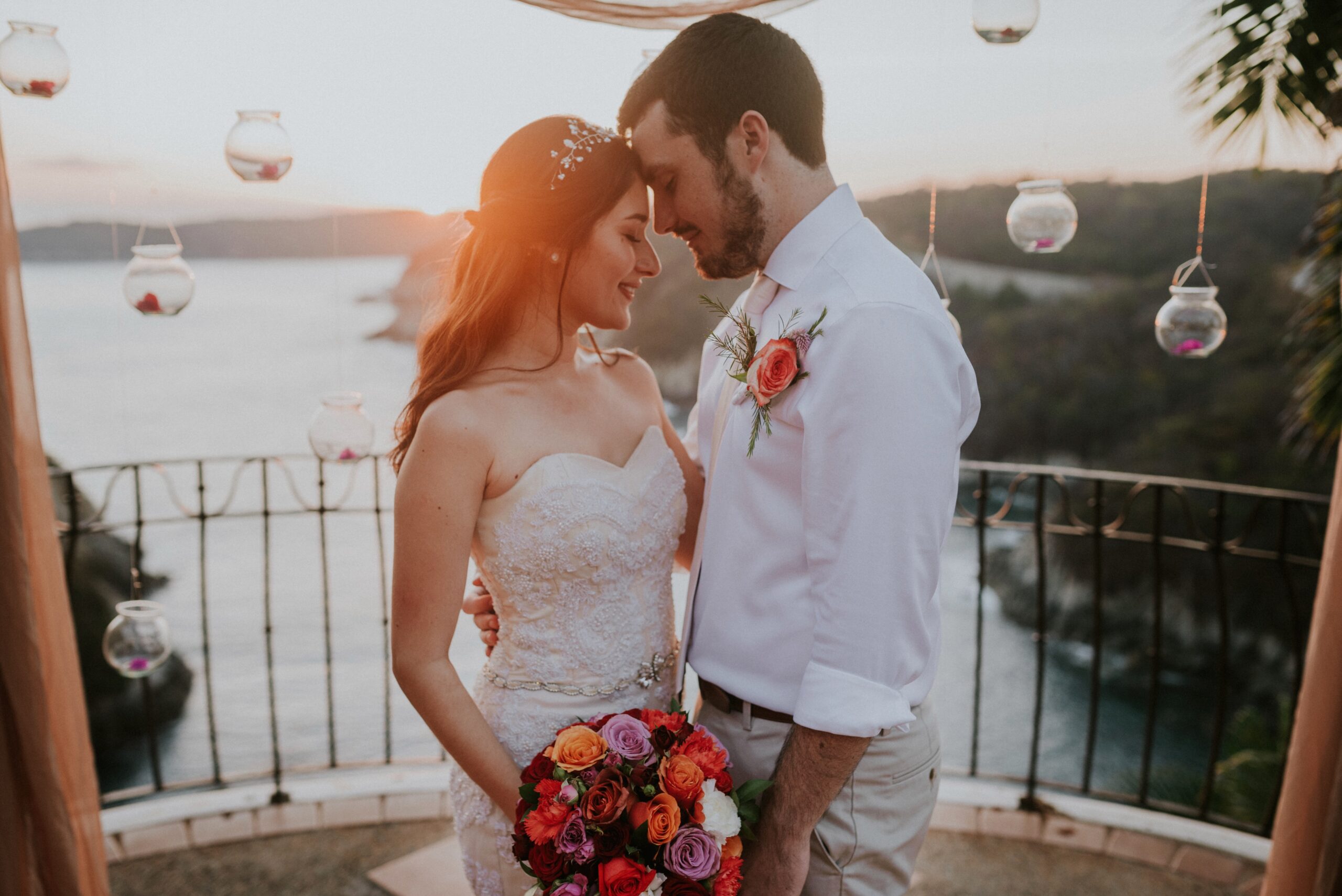 Andrea y William en su boda frente al mar en Huatulco.