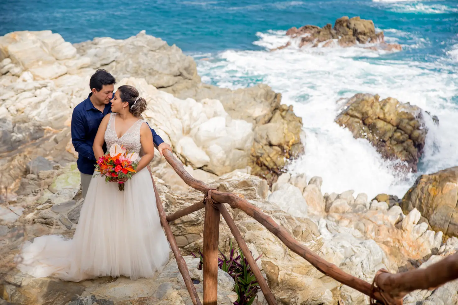 pareja casándose en playa de Huatulco