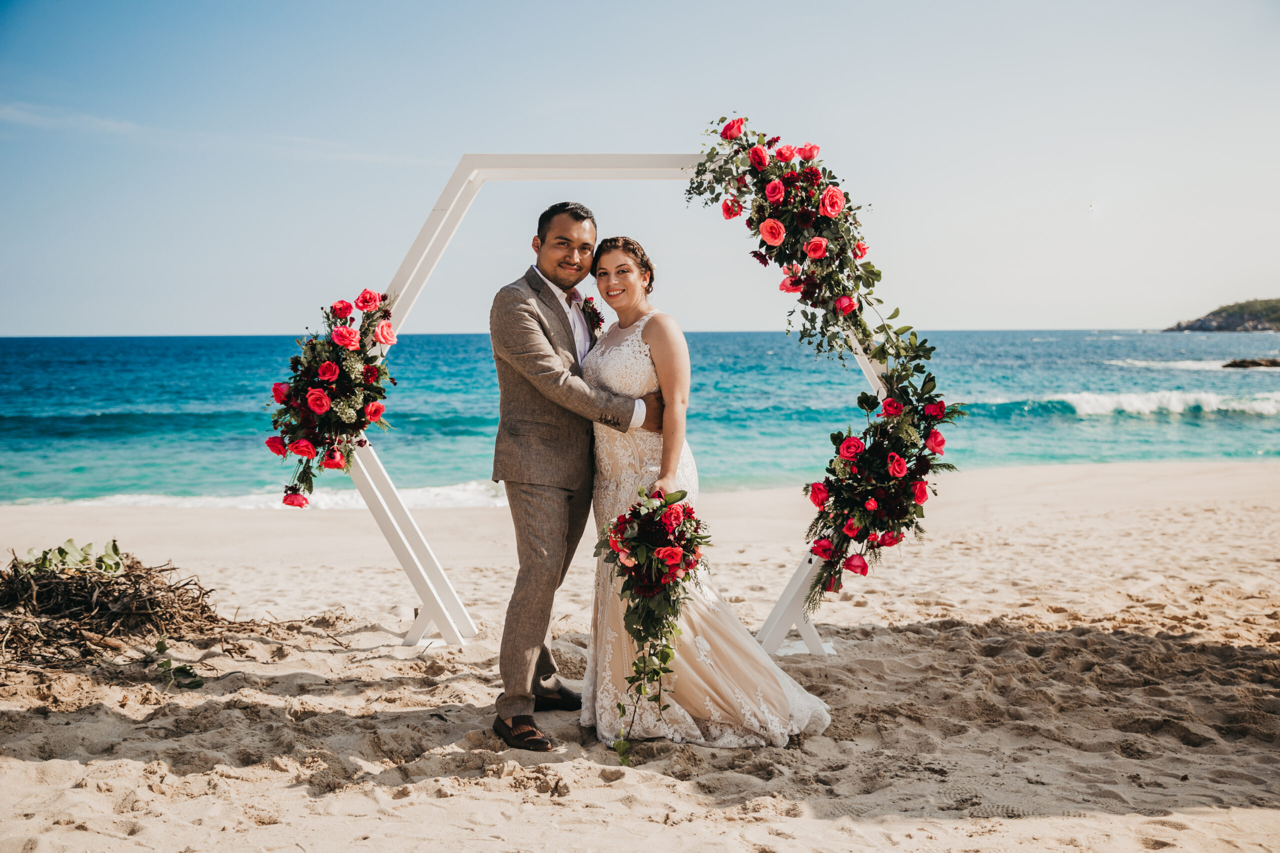 Grecia y Arturo en su boda destino en Huatulco