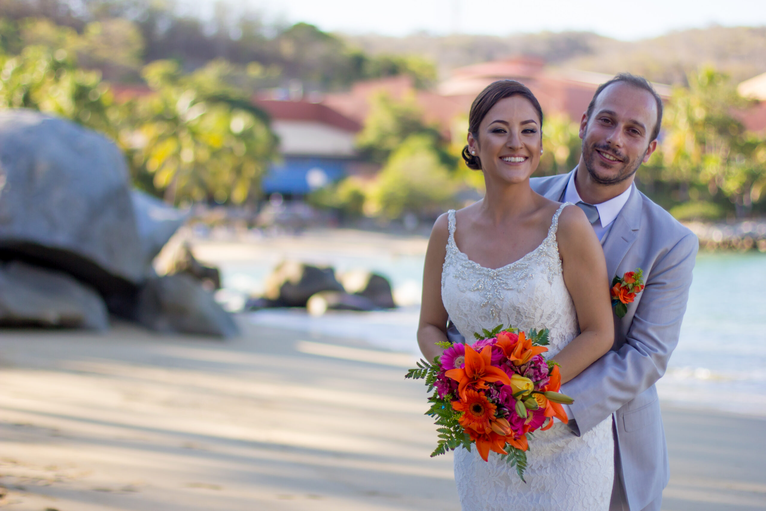 Karina y Lorenzo en su boda destino en la costa de Oaxaca