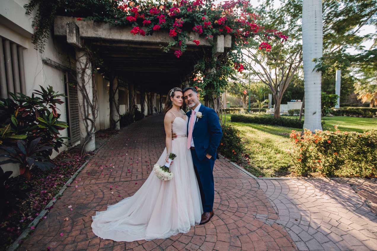 Pareja en su boda destino organizada por expertos en Huatulco.