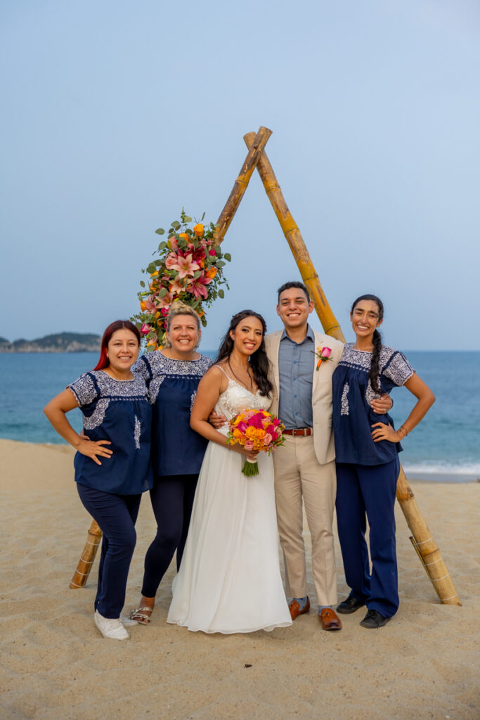 El qeuipo de Bodas Huatulco siempre sonriendo por compartir el amor