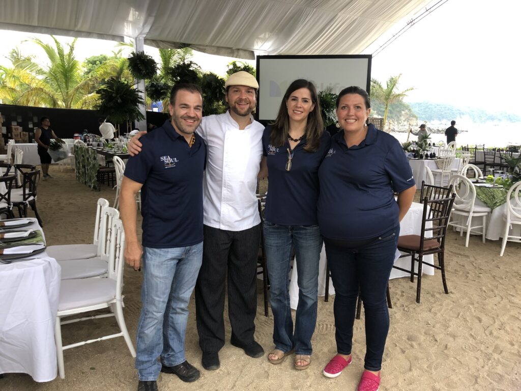 Equipo de Bodas Huatulco y Sea Soul durante la coordinación de un evento de 750 personas en la playa