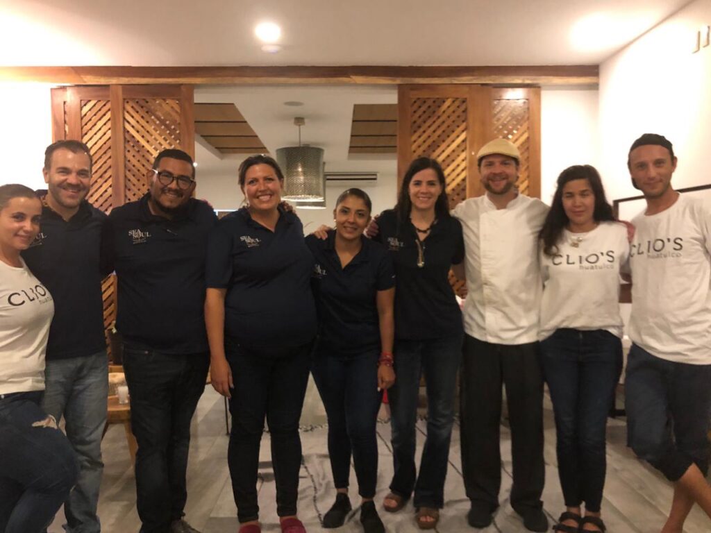 Equipo de Bodas Huatulco y Sea Soul durante la coordinación de un evento de 750 personas en la playa