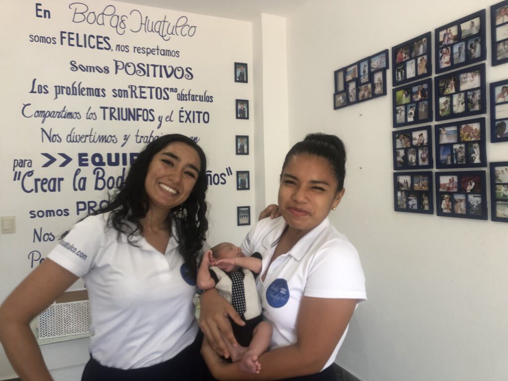 Oficina de Bodas Huatulco dentro de Sea Soul con frases de valores del equipo en la pared