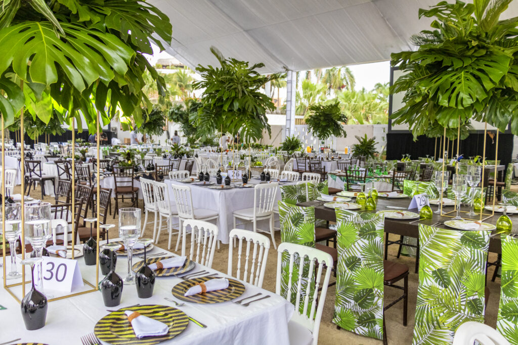 Equipo de Bodas Huatulco y Sea Soul durante la coordinación de un evento de 750 personas en la playa